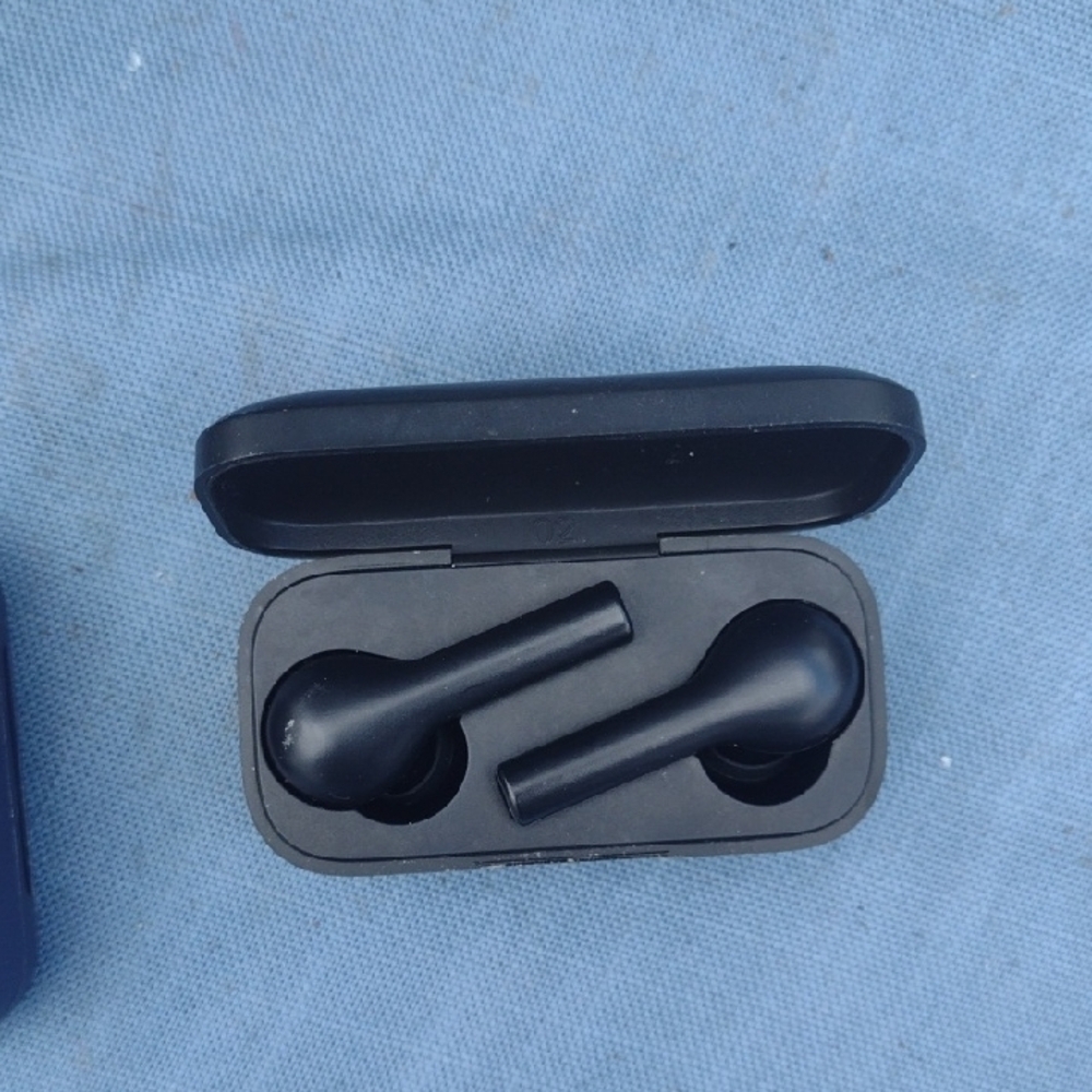 Aukey Wireless Black Earbuds with Charging Case NWOT